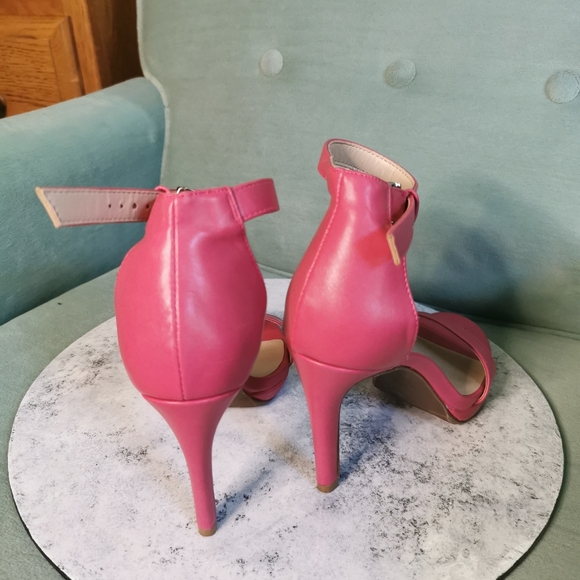 Pink heels - Picture 2 of 3